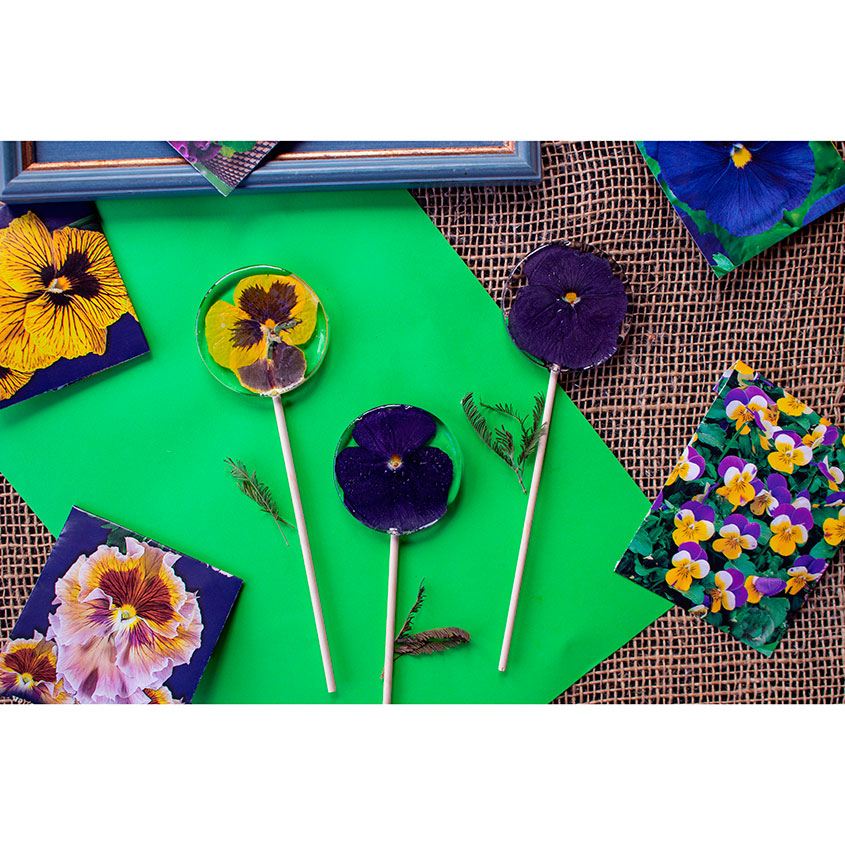 Карамель на палочке `LOLLISLAND` с цветами Виолы 30 г