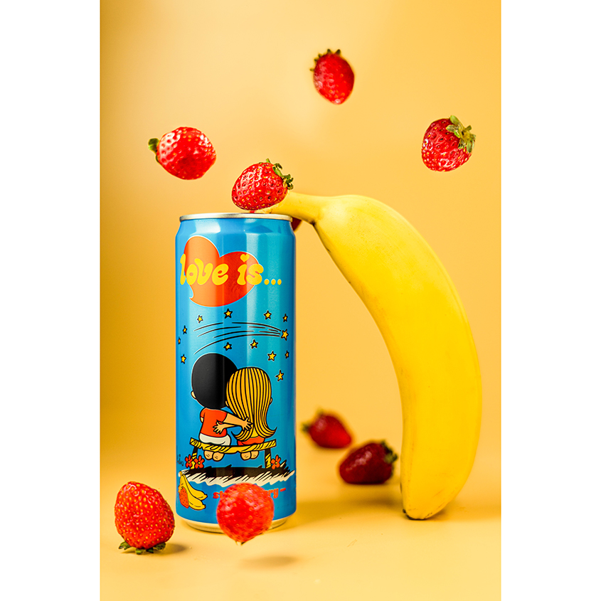 Газированный напиток `LOVE IS…` со вкусом клубники и банана 330 мл
